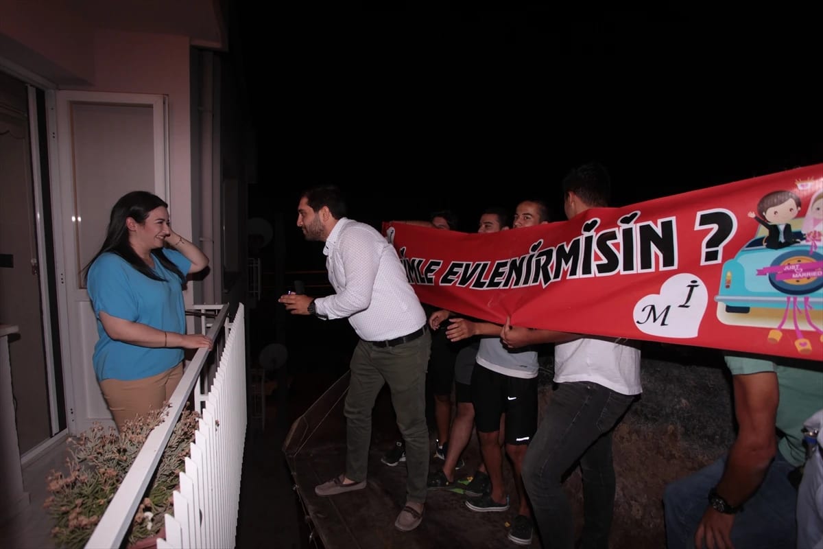 Aydın’da İş Makinesi Üzerinde Evlilik Teklifi