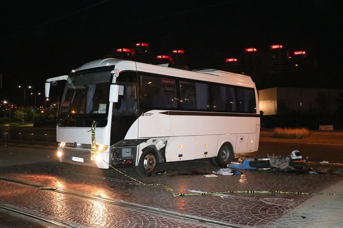 İzmir’de Minibüse Çarpan Motosikletin Sürücüsü Yaşamını Yitirdi