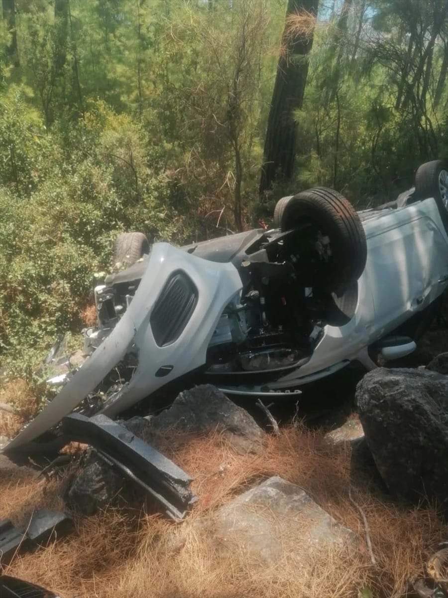 Muğla’da Otomobil Uçuruma Devrildi: 3 Yaralı