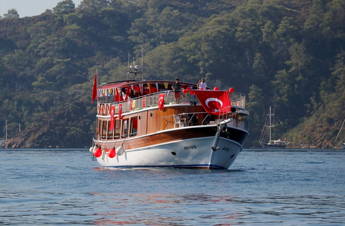 Fethiye’de Zafer Bayramı Türk Bayraklarıyla Süslenen Teknelerle Kutlandı
