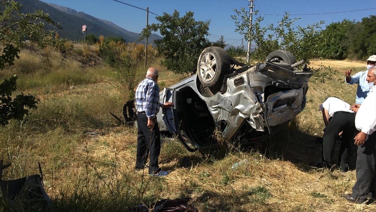Denizli’de Otomobil Şarampole Devrildi: 1 Ölü, 3 Yaralı