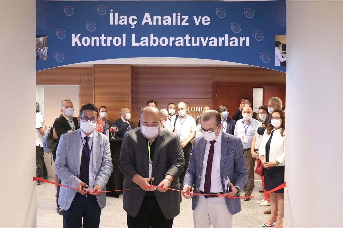 İzmir Biyotıp ve Genom Merkezinde İlaç Analiz ve Kontrol Laboratuvarları Açıldı
