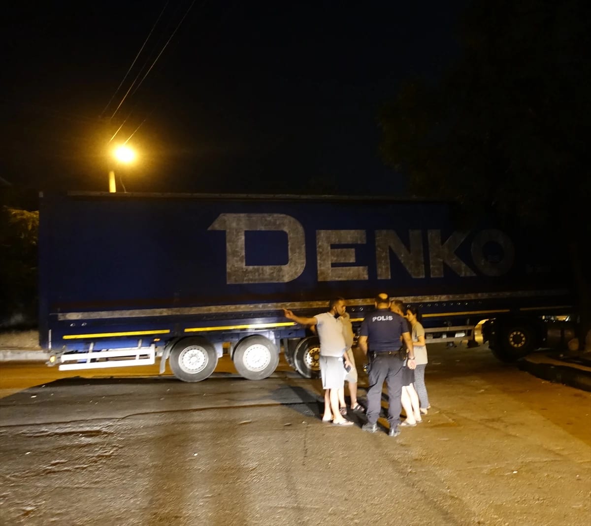 İzmir’de Park Halindeyken Yokuş Aşağı Kayan Tır Yolun Altındaki Binanın Bahçesine Düştü
