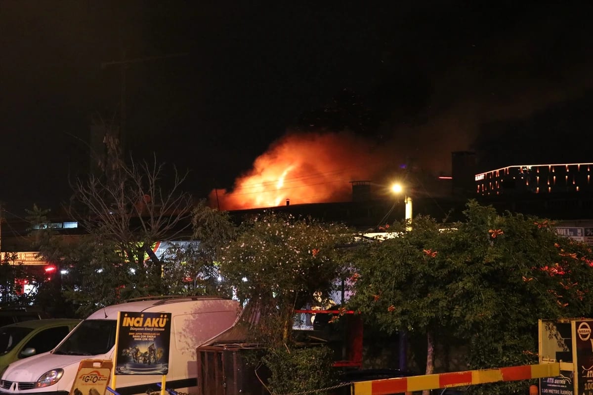 İzmir’de Sanayide Çıkan Yangın Hasara Neden Oldu