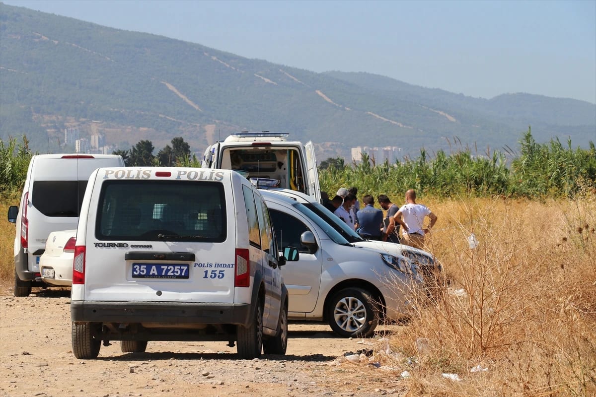 İzmir’de Boş Arazide Erkek Cesedi Bulundu