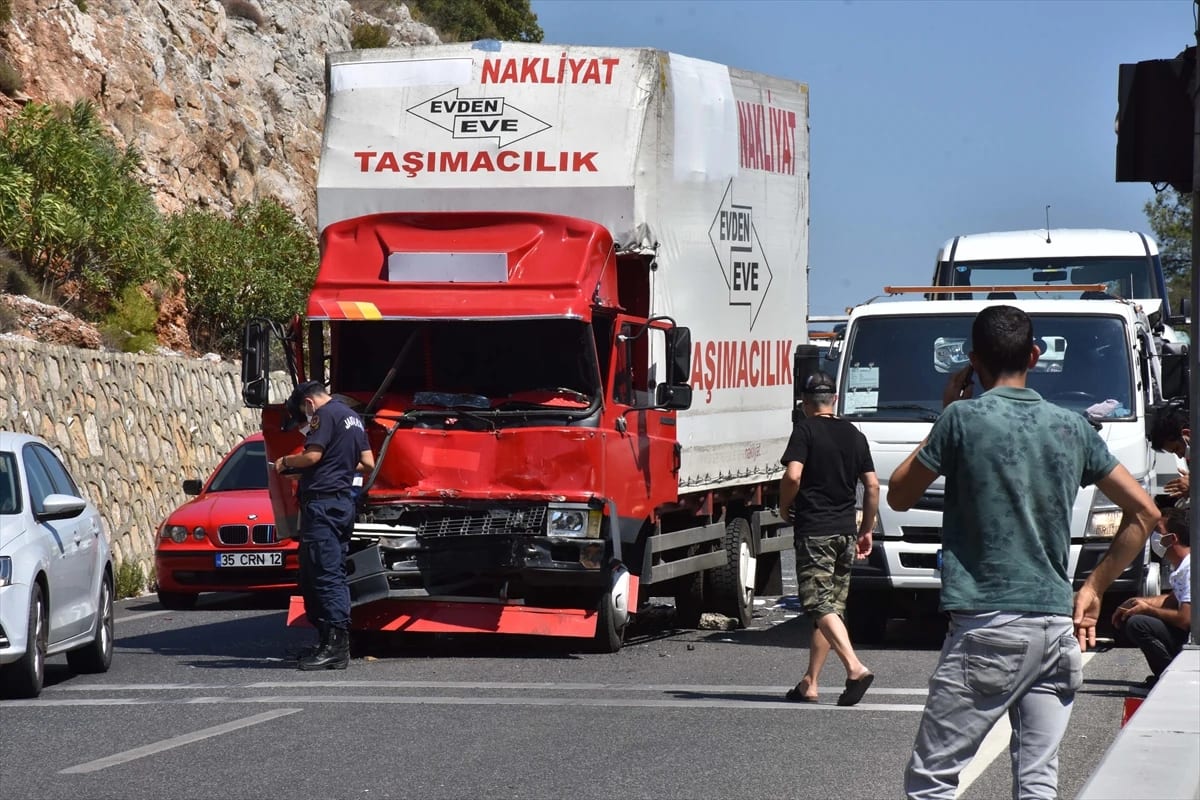 Muğla’da Zincirleme Kazada 5 Araç Hasar Gördü