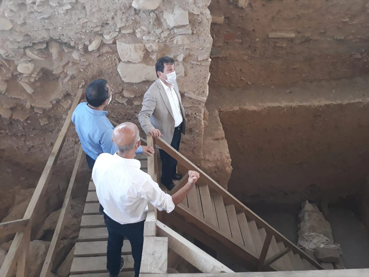 Vali Tavlı, Uzunyuva Anıt Mezarı Arkeopark Alanı’nda İncelemede Bulundu