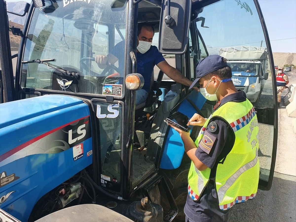 İzmir’in 25 İlçesinde Jandarmadan Trafik Denetimi