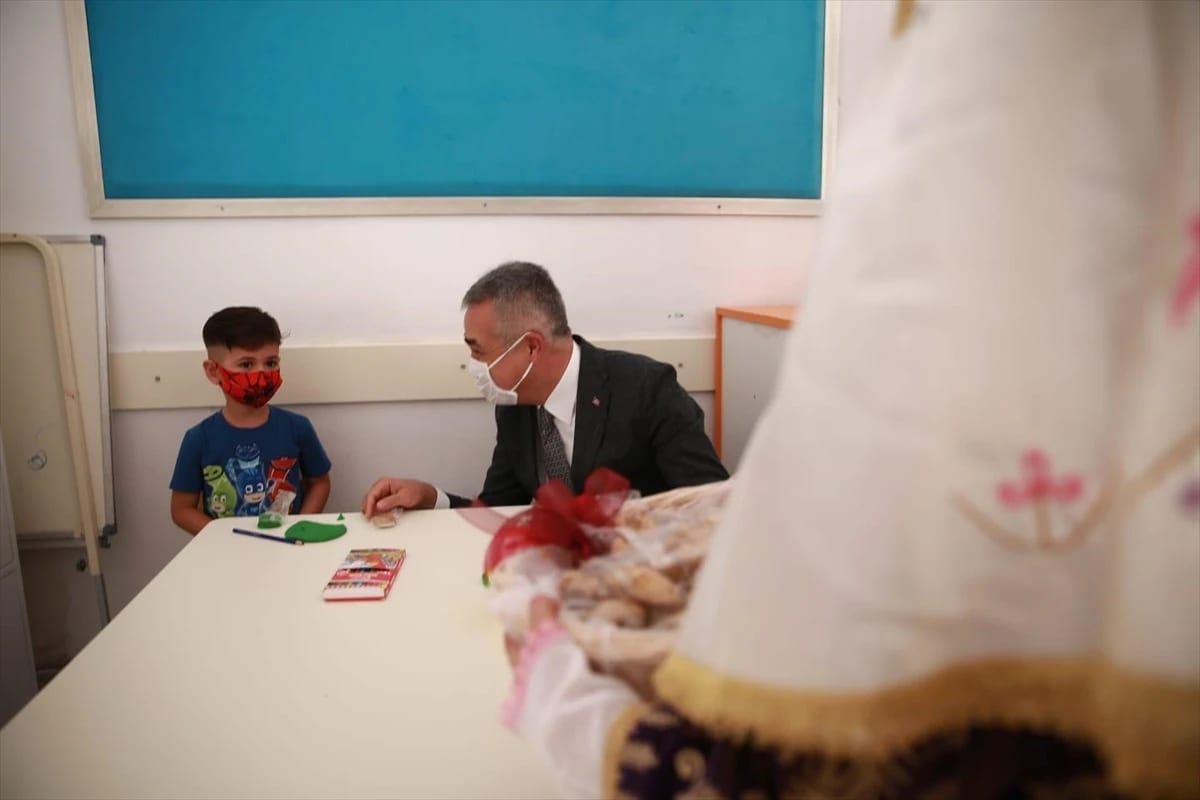 AK Parti Aydın Milletvekili Mustafa Savaş, Öğrencilere İncir İkram Etti