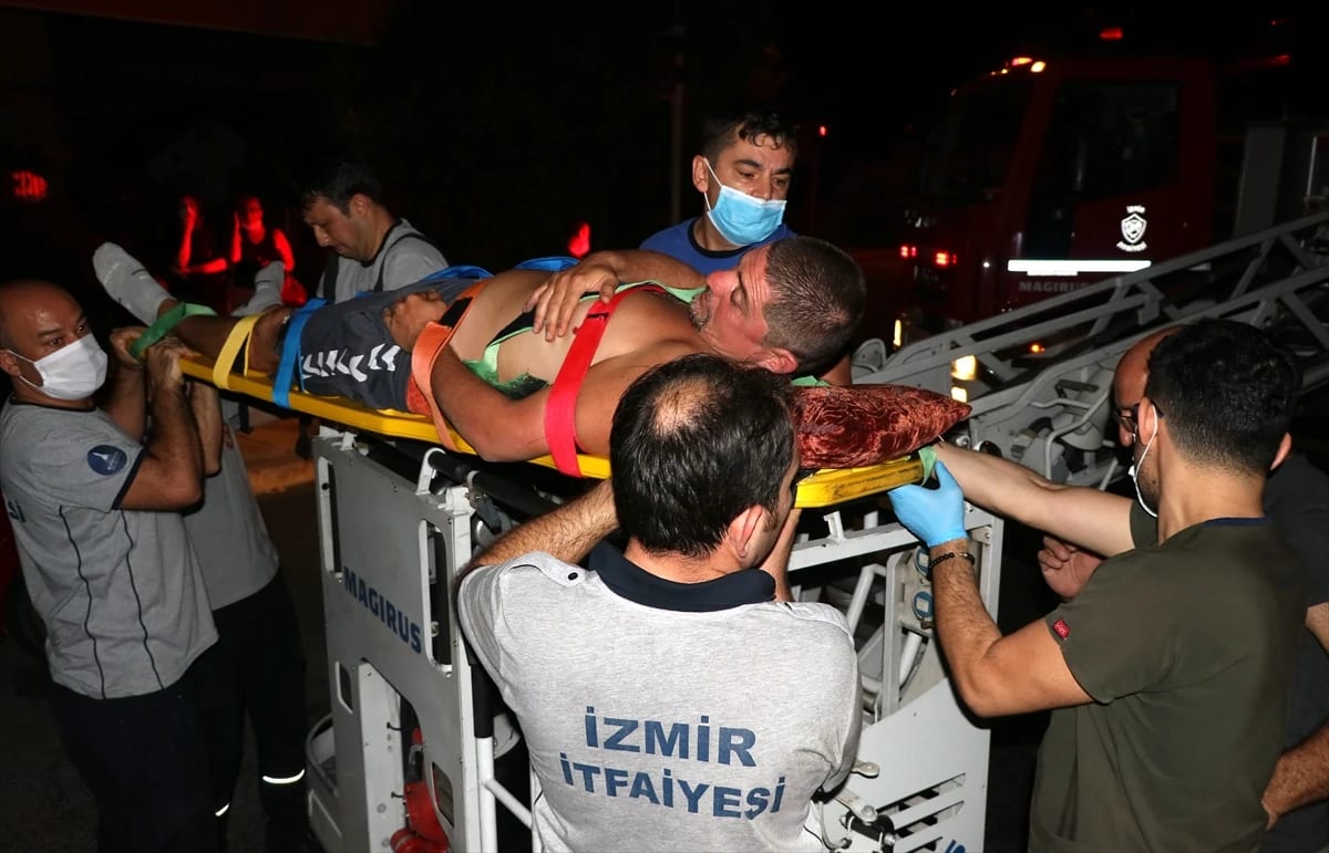 İzmir’de 5. Kattan Düştüğü İddia Edilen Kişiyi İtfaiye Ekipleri Kurtardı