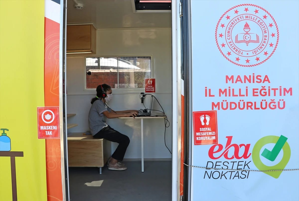 Manisa’da Gezici EBA Karavanı Uzaktan Eğitime Katılamayan Öğrencilere Hizmet Veriyor