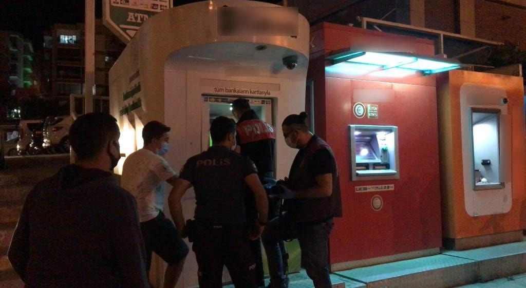 ATM’ye Yerleştirilen Kameralı Kopyalama Aparatını Vatandaşın Dikkati Ortaya Çıkardı