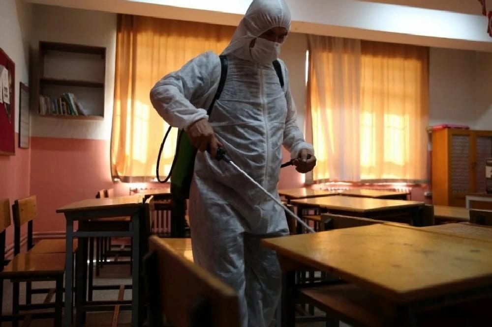 Büyükşehir Efeler’de Okulları Dezenfekte Ediyor