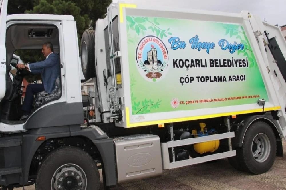 Çevre ve Şehircilik Bakanlığı, Koçarlı’ya Çöp Kamyonu Hibe Etti