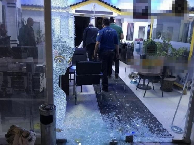Kuşadası’nda Emlak Ofisi Kurşunlandı