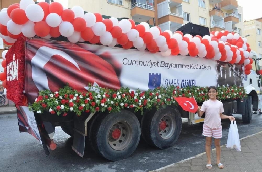 Kuşadası’ndaki Cumhuriyet Coşkusu Yağmur Altında Devam Etti