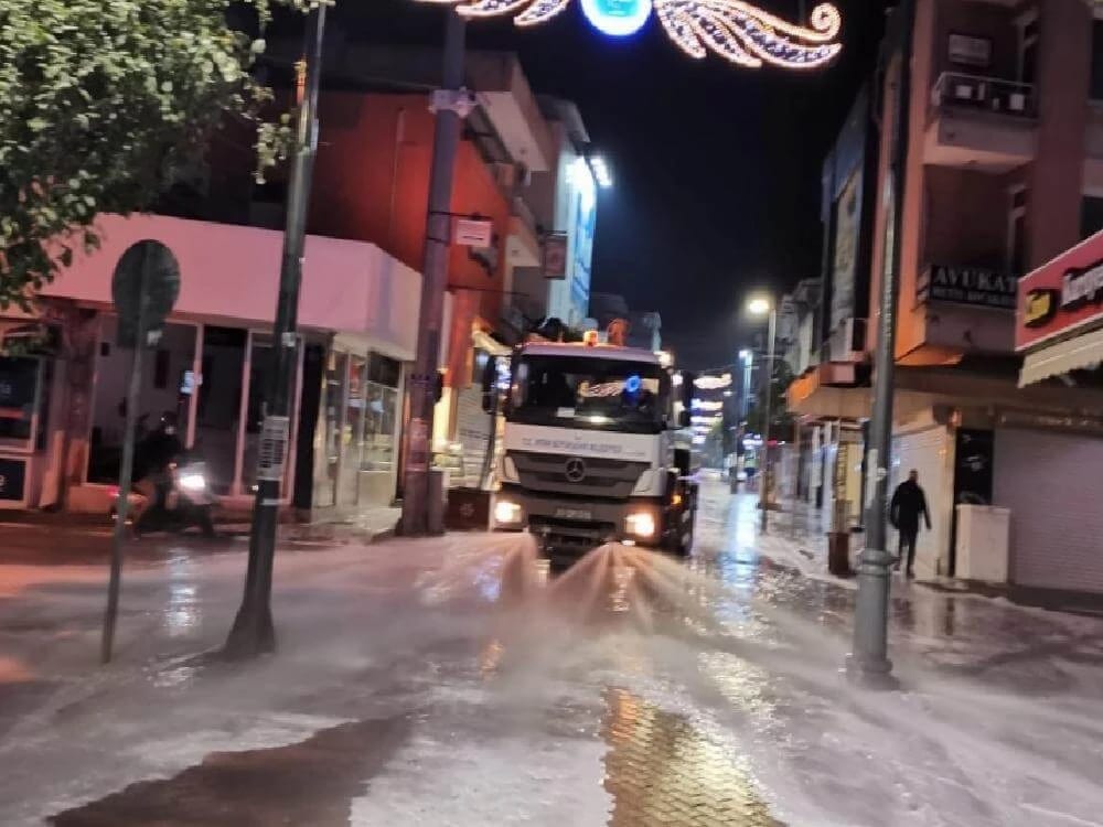 Büyükşehir Nazilli’yi Köpüklü Suyla Yıkadı