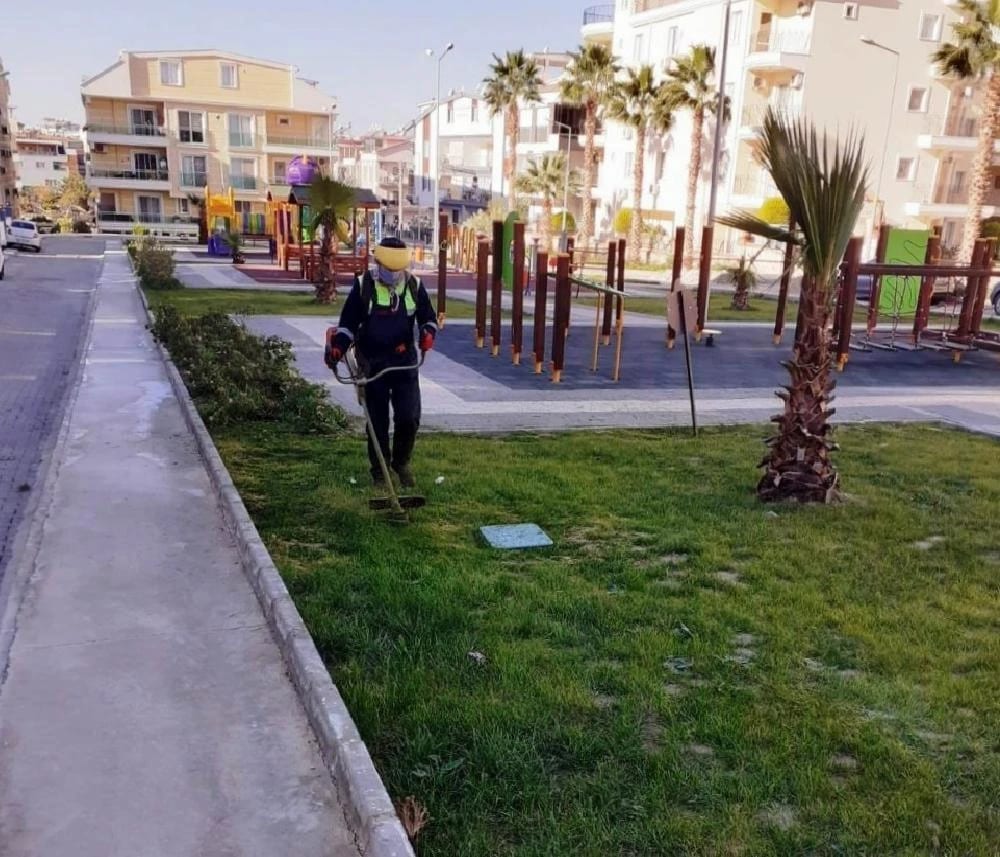 Didim’de Park Bahçeler Müdürlüğü Çalışmalarını Sürdürüyor