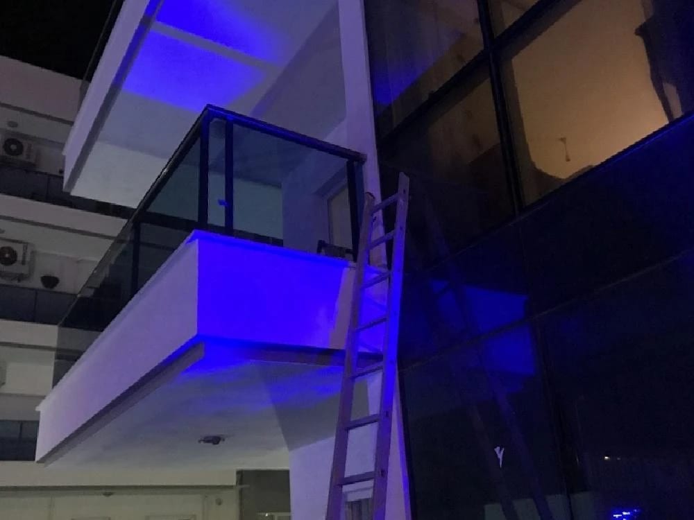 Evine Balkondan Girmeye Çalıştı, Yere Düştü