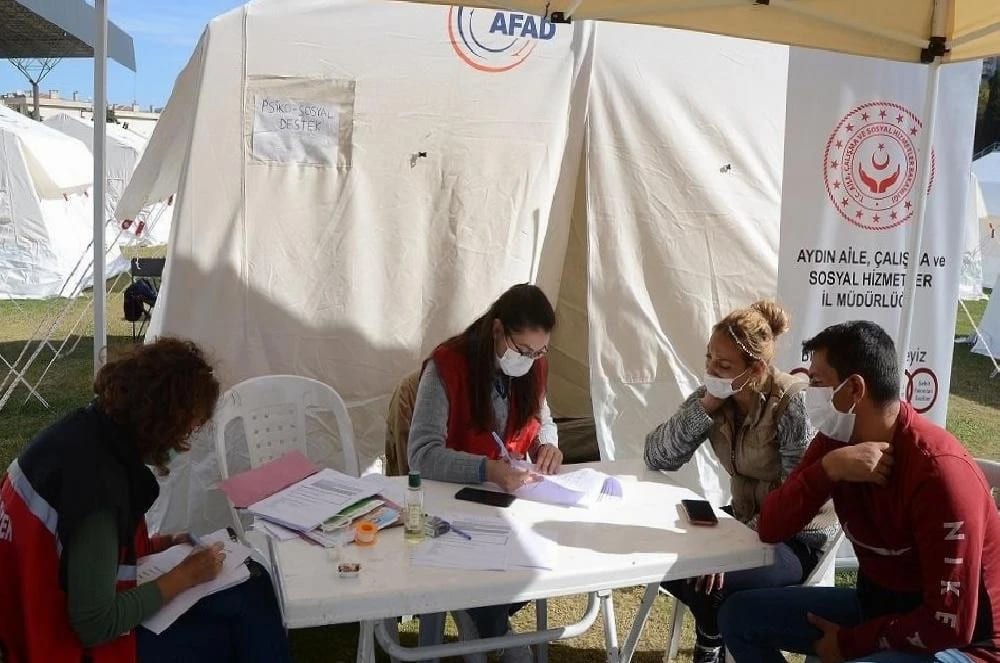 Kuşadası’da Depremzedelere Destek Sürüyor