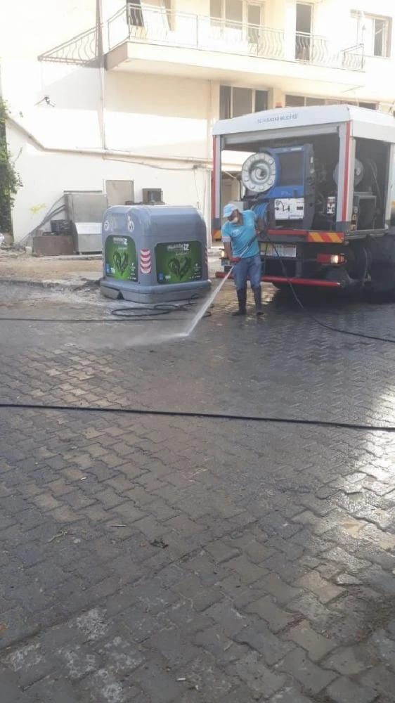 Kuşadası’nda Tüm Cadde ve Sokaklar Dezenfekte Ediliyor