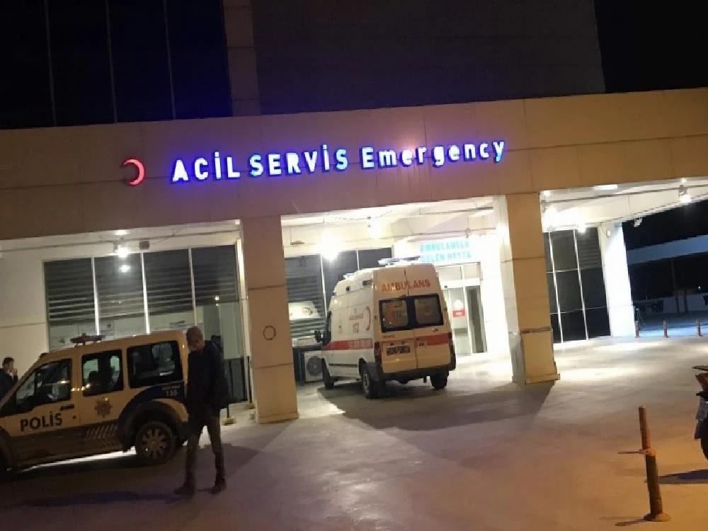 Huzurevinin Önünde Bıçaklı Kavga: 1 Yaralı
