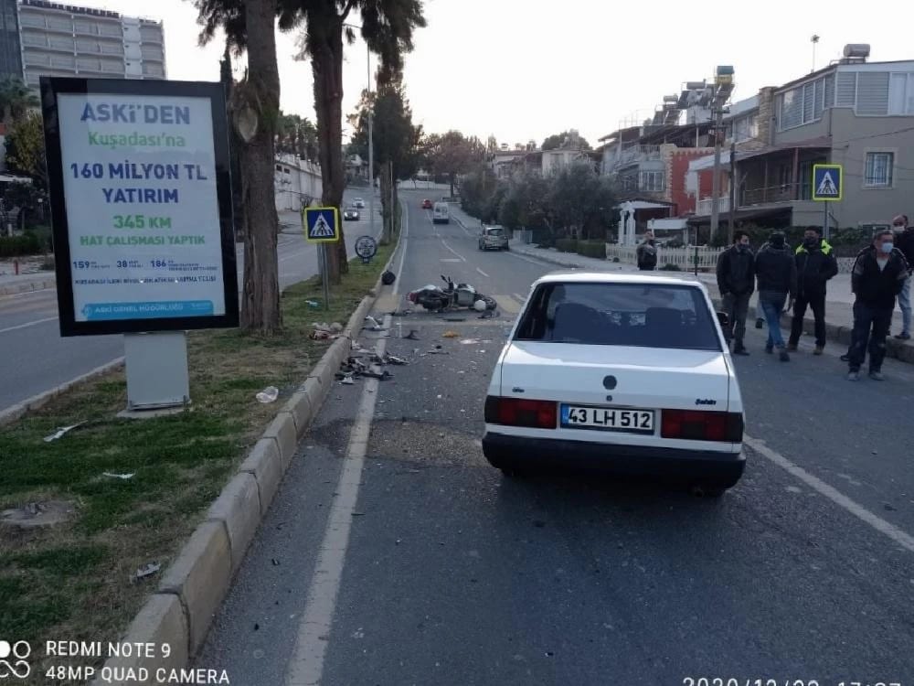 Kuşadası’nda Motosiklet ile Otomobil Çarpıştı:1 Ağır Yaralı