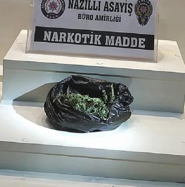 Polis Kavga Diye Gitti, Uyuşturucu Ele Geçirdi