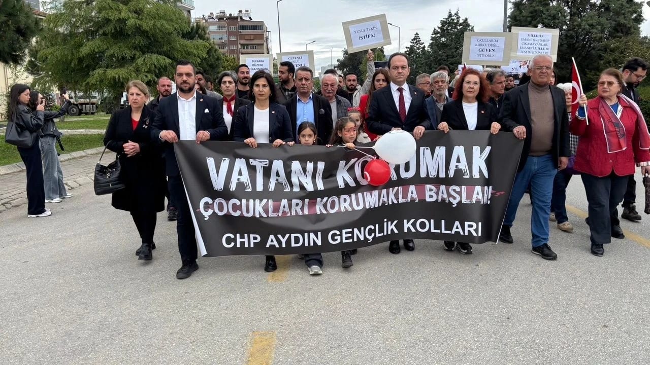 Aydın’da CHP’den Çocuklar için Sessiz Yürüyüş: Okullardaki Şiddete Dikkat Çekildi