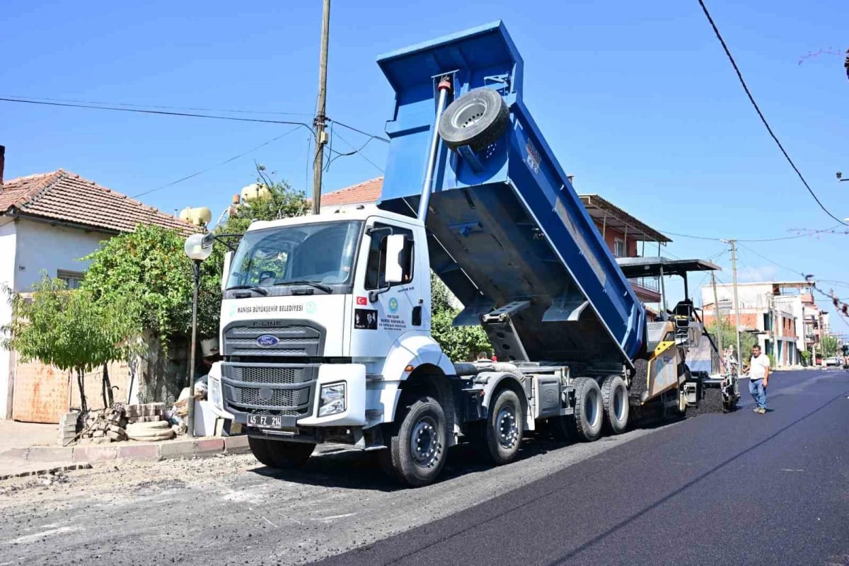 Ahmetli’de yollar sıcak asfaltla buluşuyor
