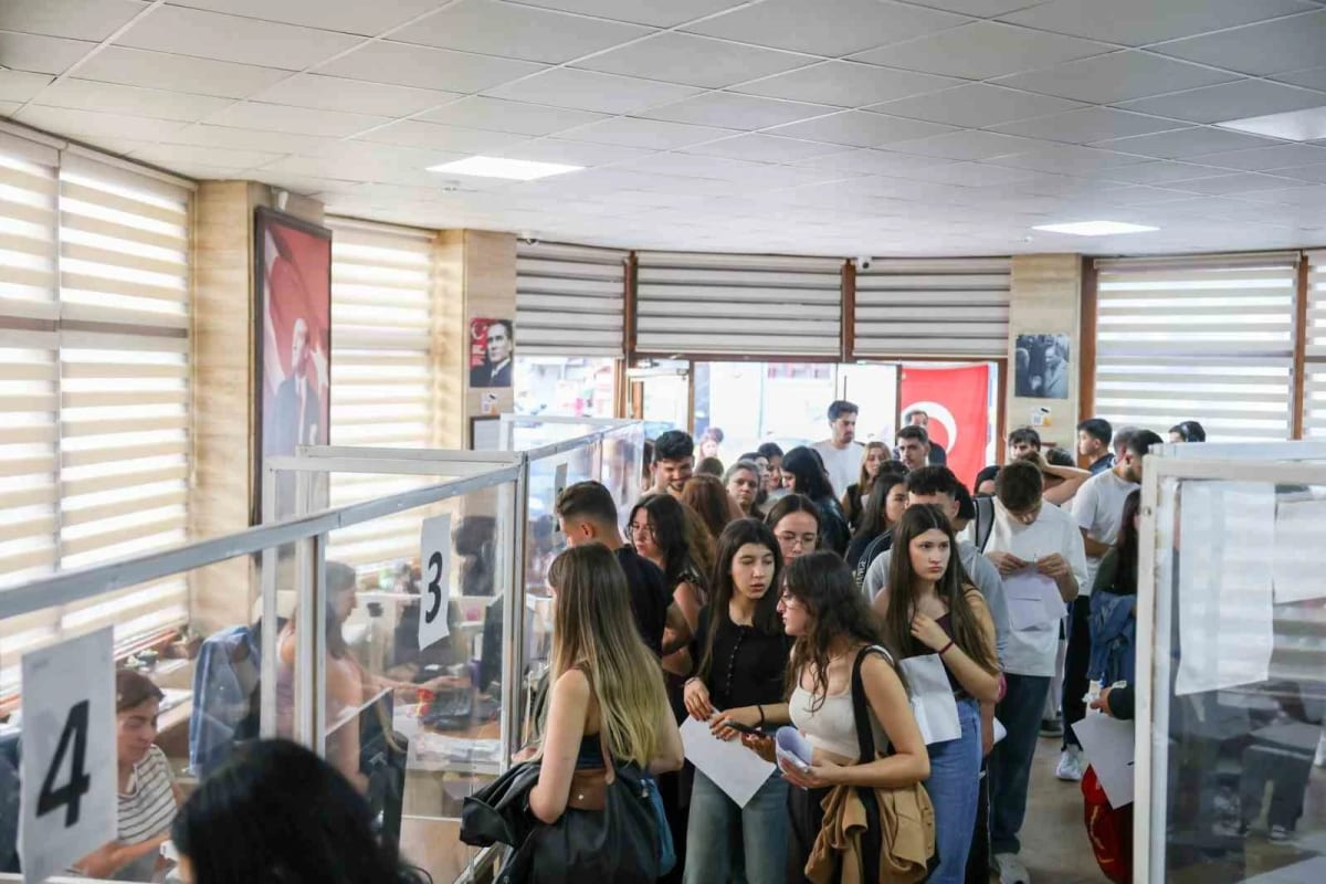 Aydın’da üniversiteliler AYKART için stantlara akın etti