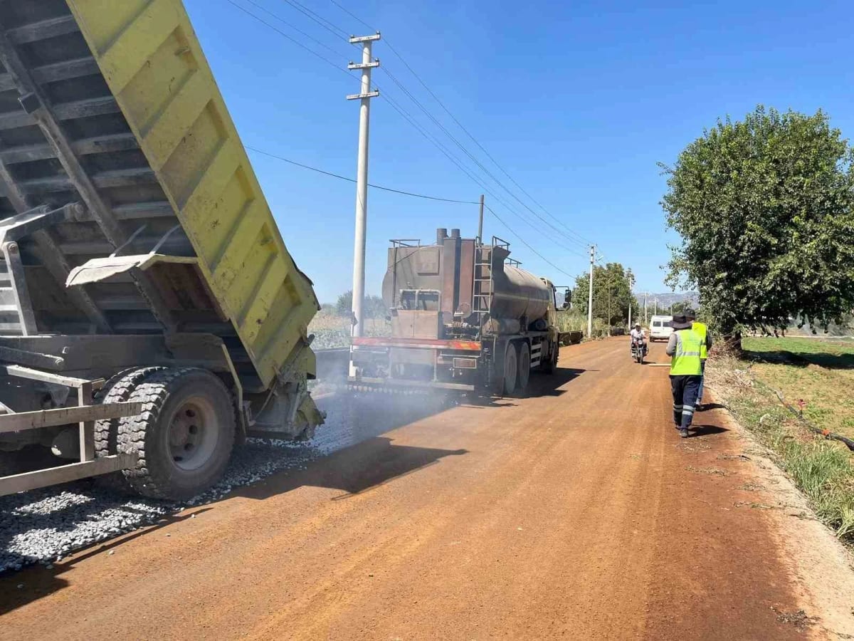 Aydın’ın 17 ilçesinde yol çalışmaları eş zamanlı sürüyor