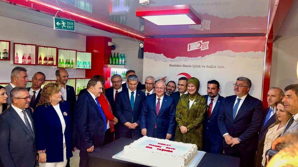 Bakan Güler Kızılay Maden Suyu’nun 100. yıl pastasını kesti