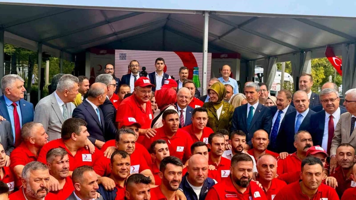 Bakan Güler Kızılay Maden Suyu’nun 100. yıl pastasını kesti