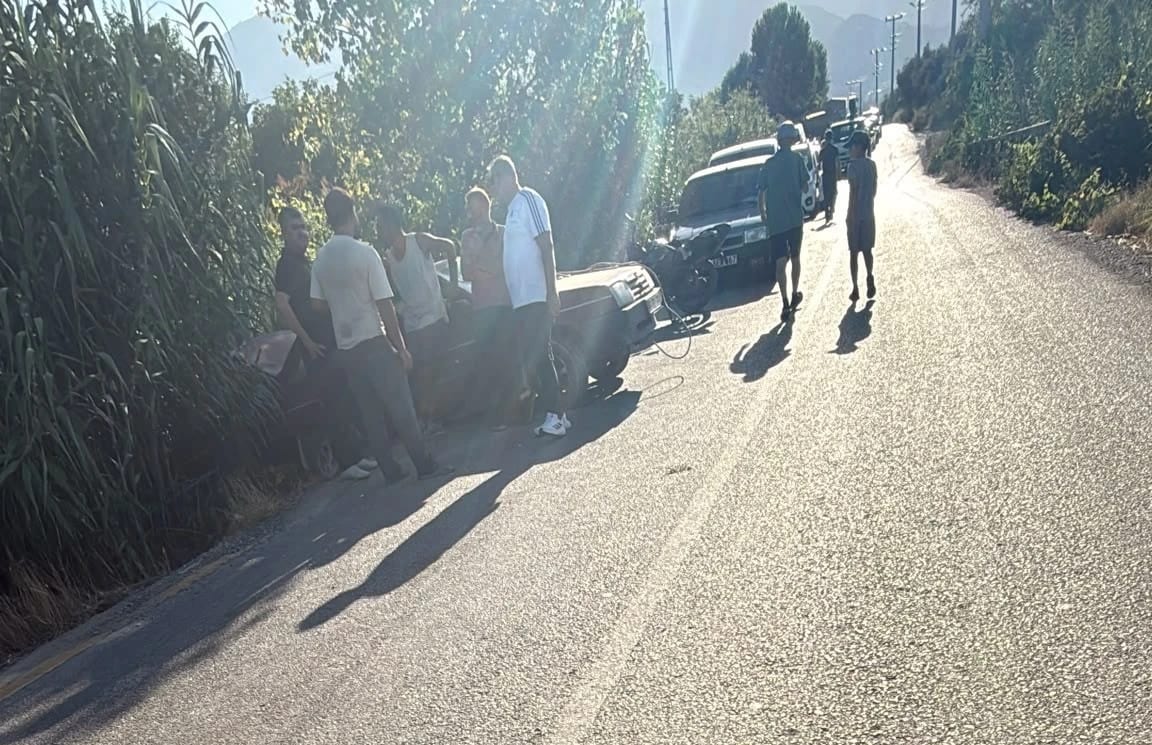 Bozdoğan’da otomobil, kamyonla çarpıştı: 1 yaralı