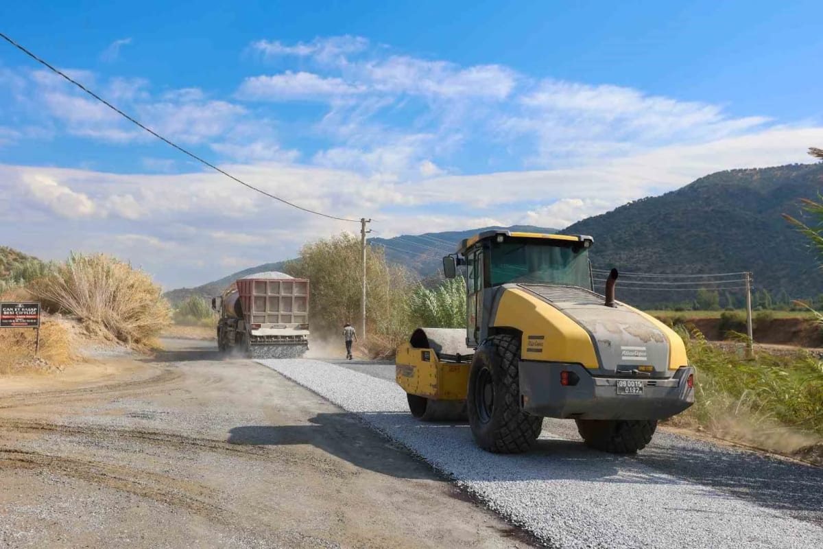 Efeler Belediyesi yol çalışmalarını sürdürüyor