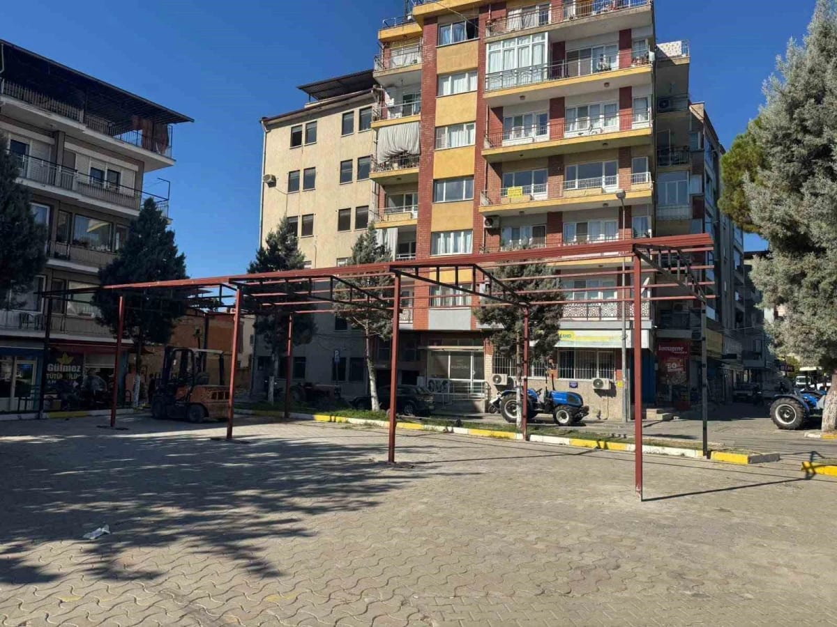 Germencik’te cadde ve sokaklarda çalışmalar hız kesmeden sürüyor
