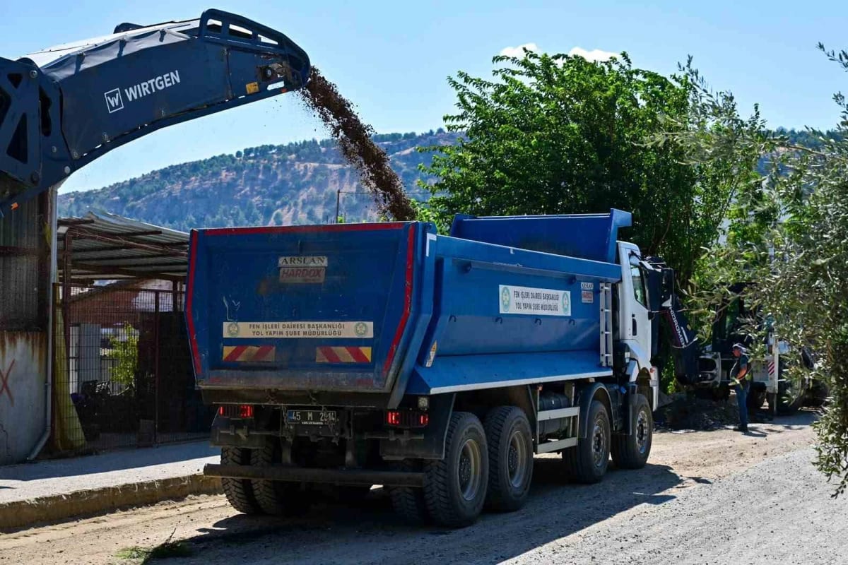 Gölmarmara NATO Caddesi’nde sıcak asfalt çalışması başladı