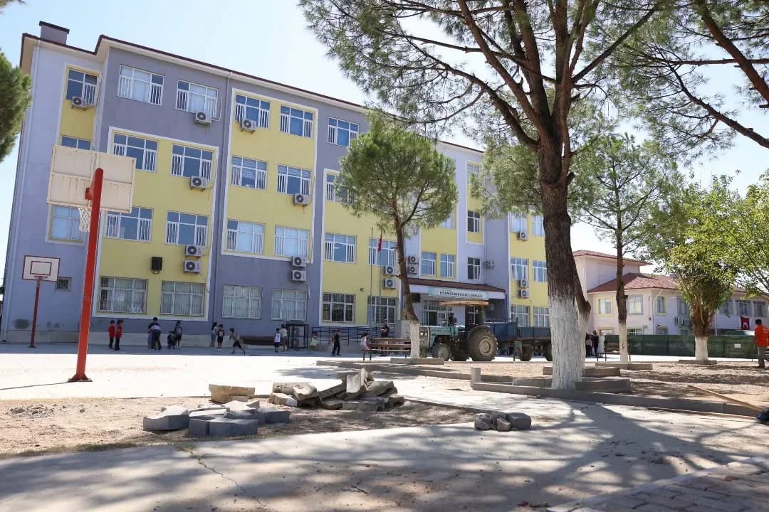 İncirliova’da öğrenciler için okul bahçelerinde düzenleme