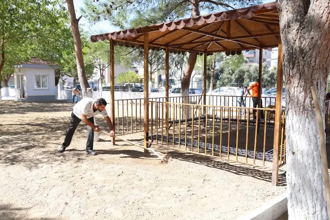İncirliova’da öğrenciler için okul bahçelerinde düzenleme