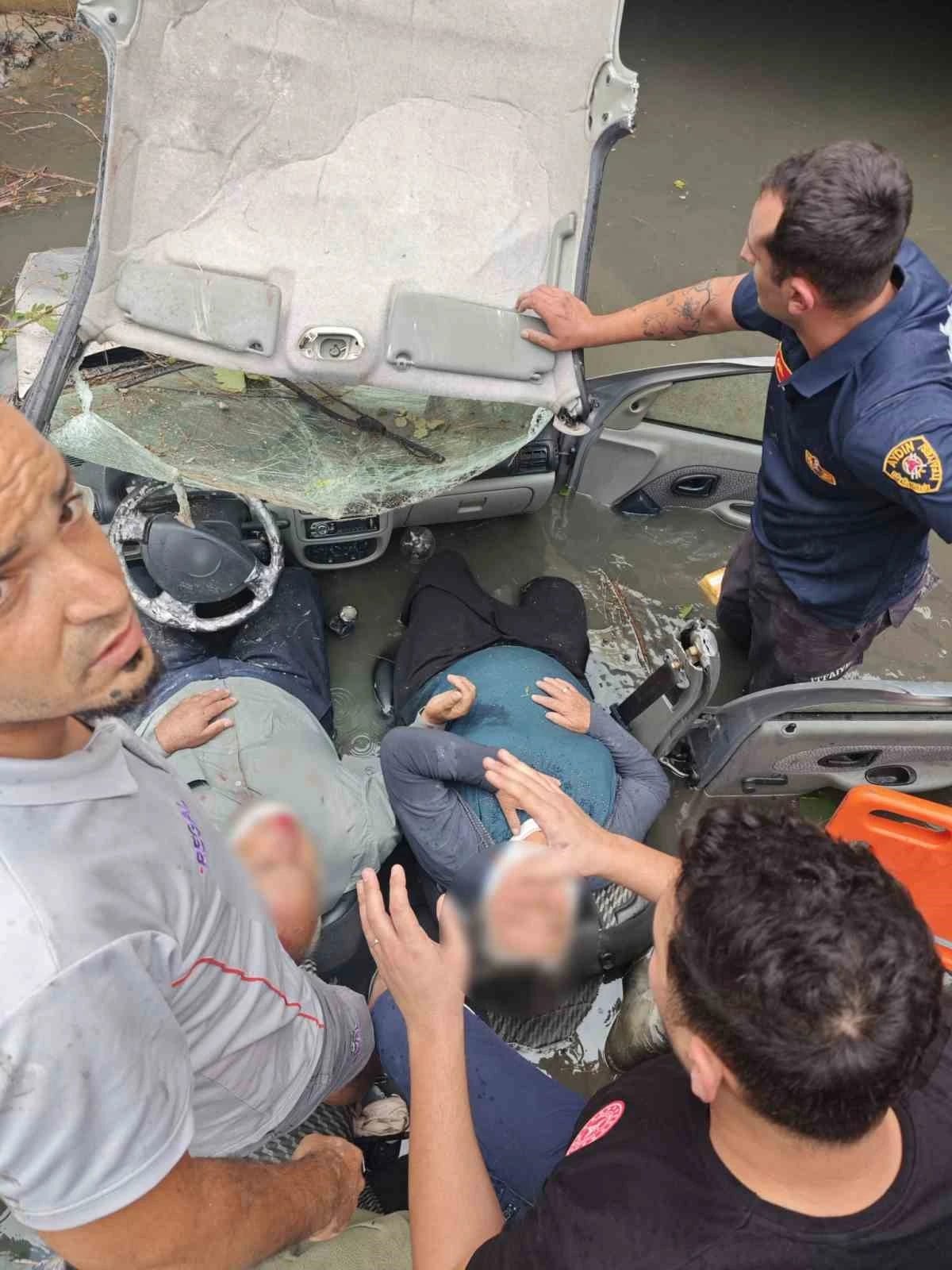 Karacasu’da otomobil kanala uçtu