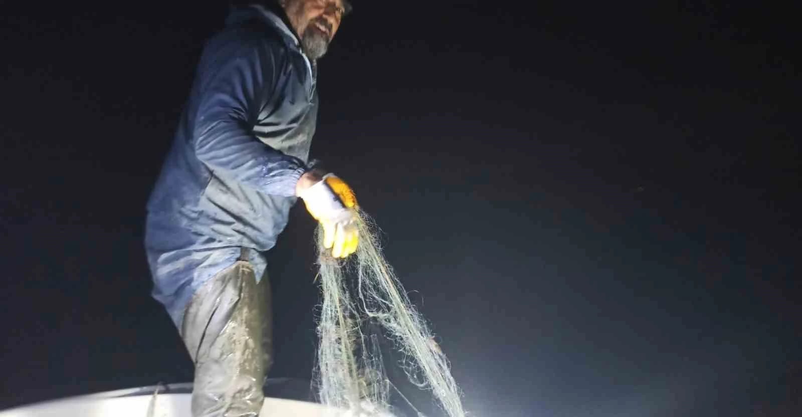 Kovada Gölü’nde kaçak avcılık yapılan 600 metre uzatma ağına el konuldu