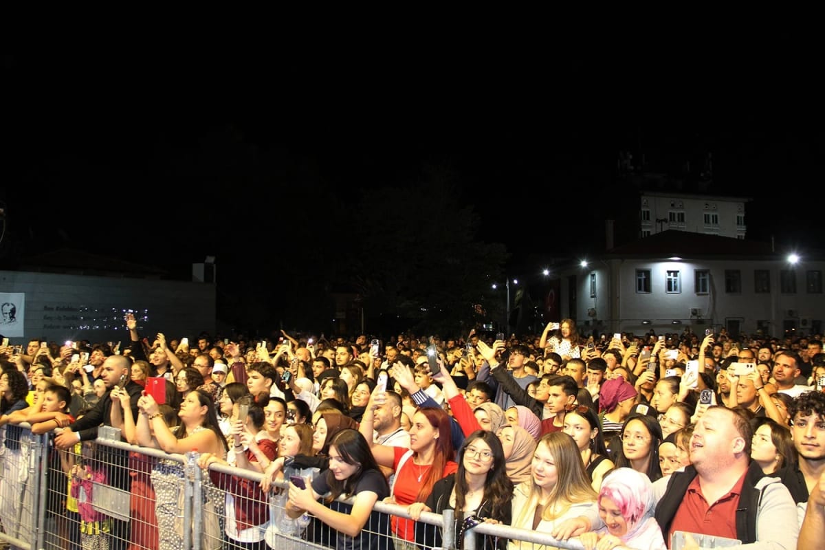 Kula, Ayna’nın şarkılarıyla coştu