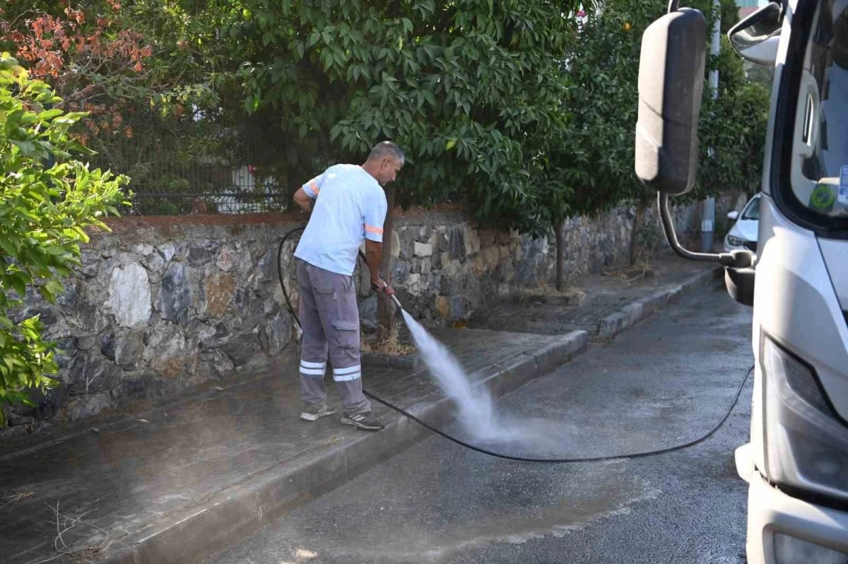 Kuşadası Belediyesi temizlik ekipleri çalışmalarını sürdürüyor