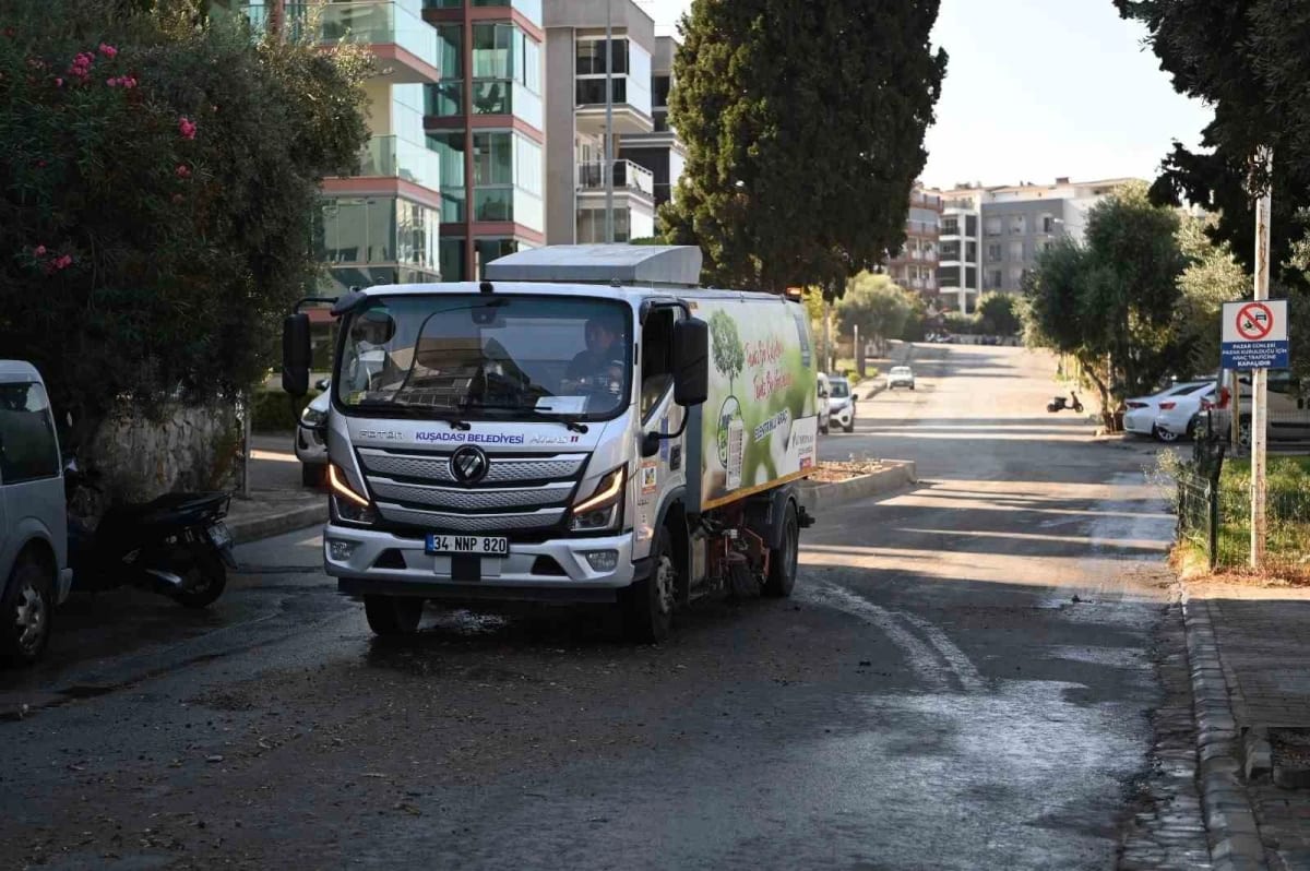 Kuşadası Belediyesi temizlik ekipleri çalışmalarını sürdürüyor
