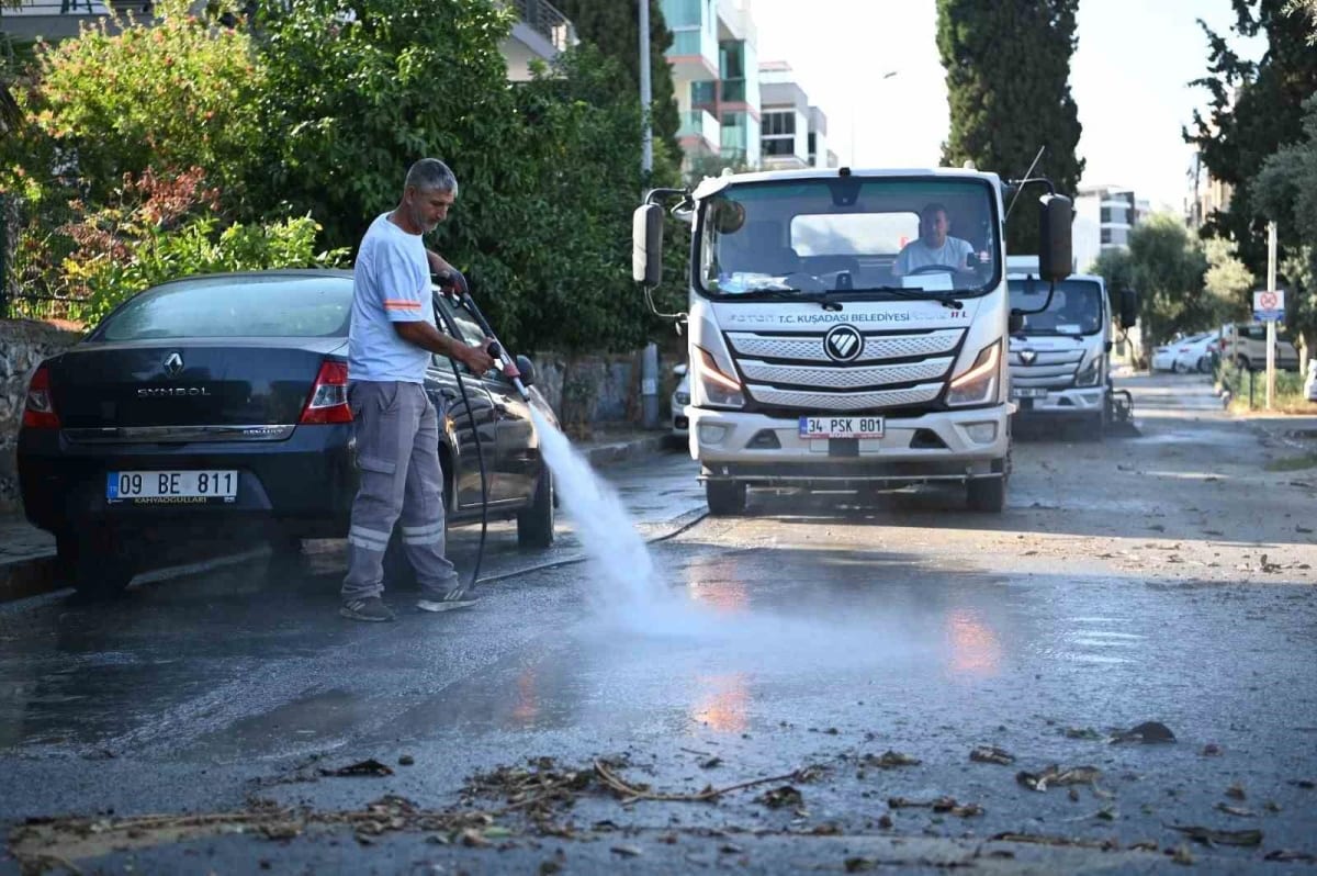 Kuşadası Belediyesi temizlik ekipleri çalışmalarını sürdürüyor