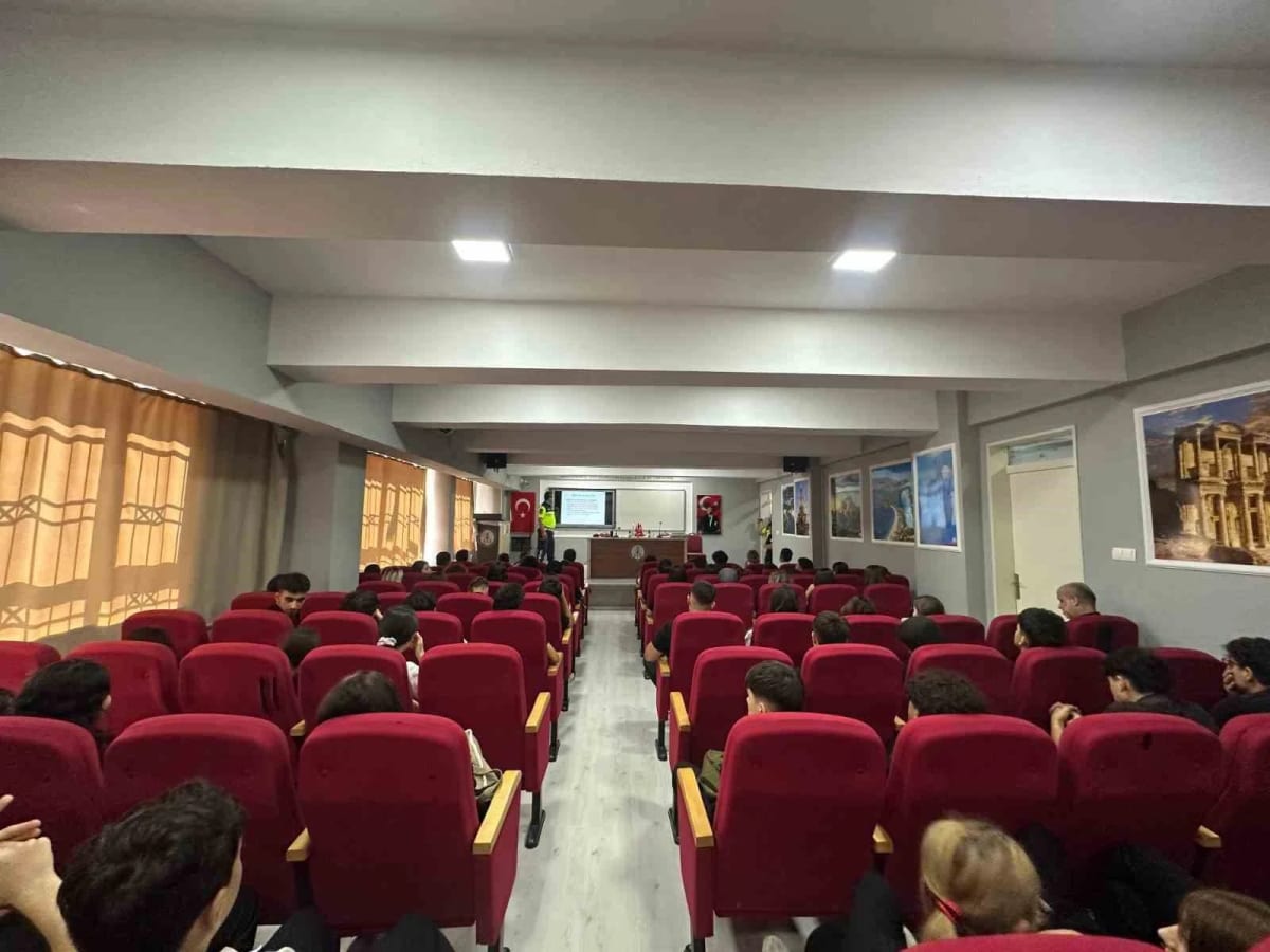 Kuşadası’nda öğrencilere Trafik ve Motosiklet Güvenliği semineri