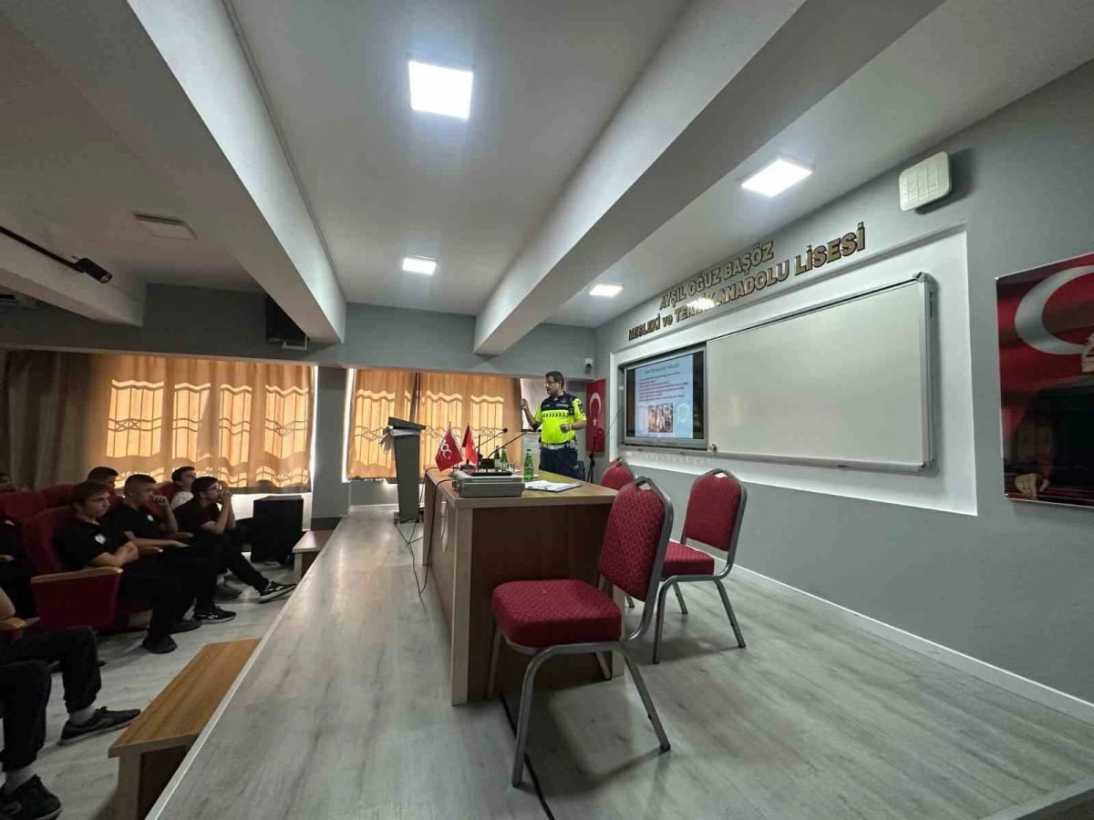 Kuşadası’nda öğrencilere Trafik ve Motosiklet Güvenliği semineri
