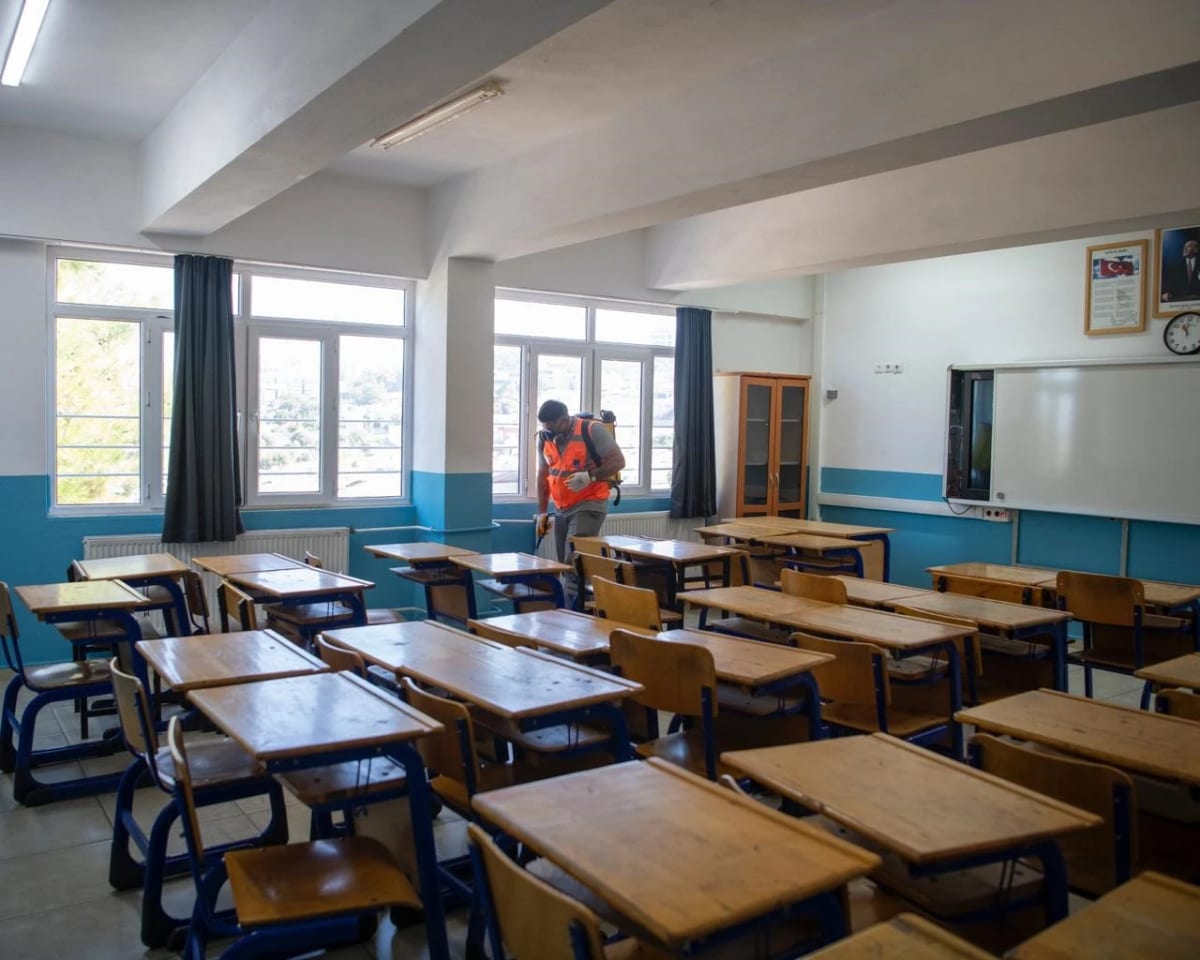 Kuşadası’nda okullar yeni eğitim yılı öncesi ilaçlandı
