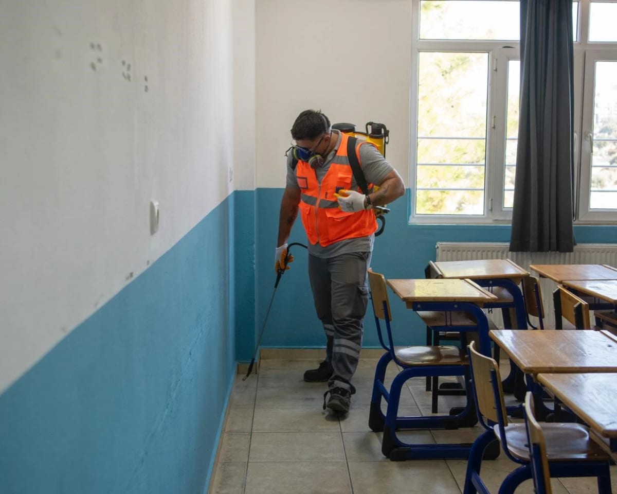 Kuşadası’nda okullar yeni eğitim yılı öncesi ilaçlandı